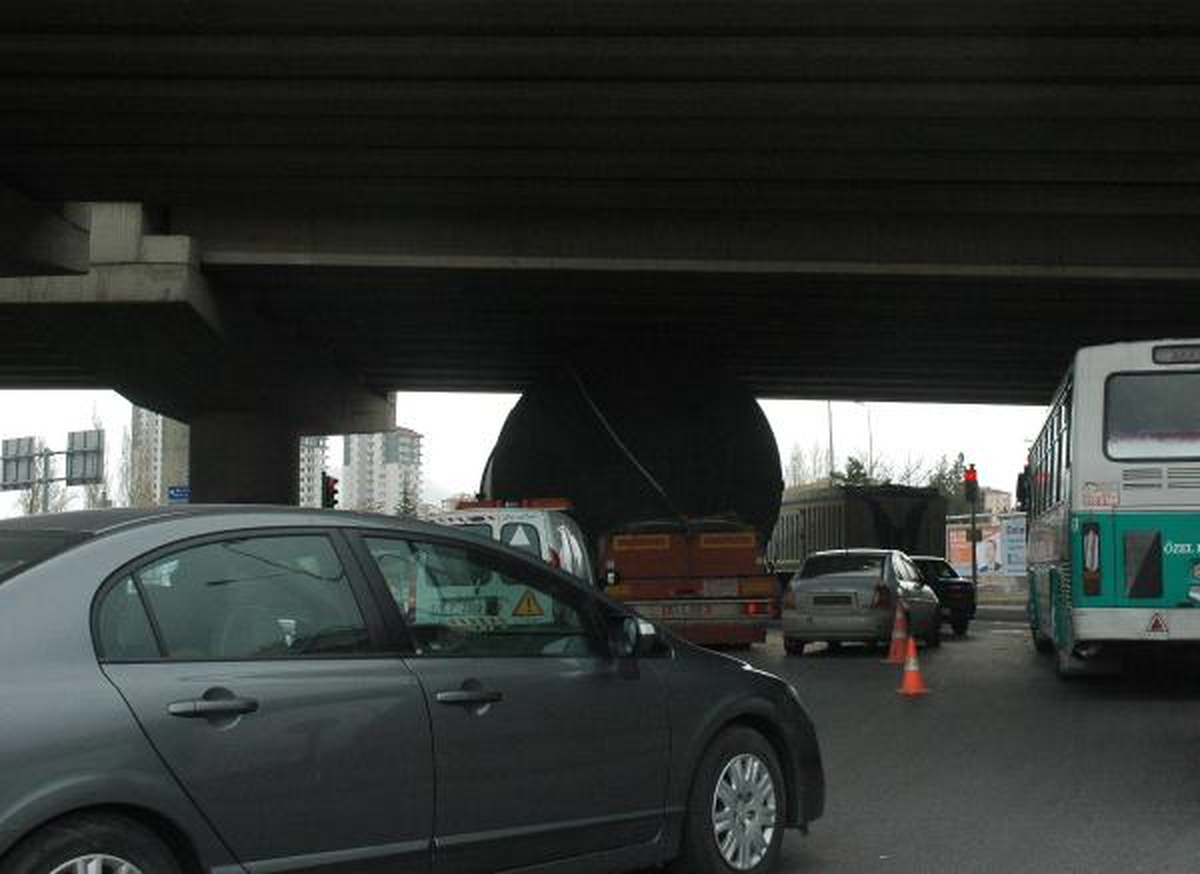 150 Ton Yüklü TIR Köprüye Takıldı