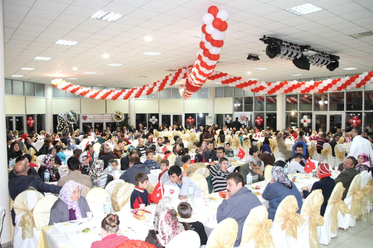 Akhisar'da Özel Eğitim Merkezinden Muhteşem Gece