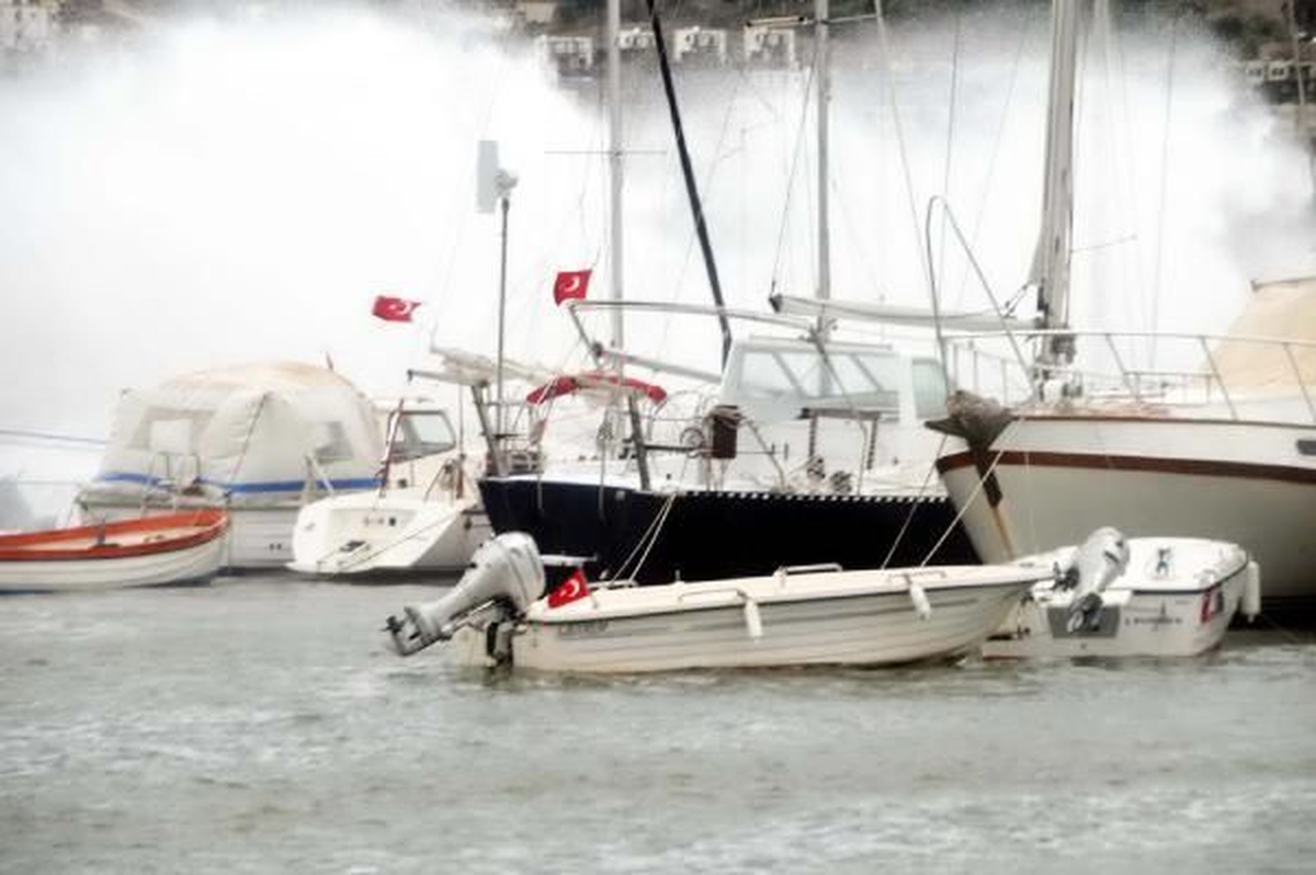 Antalya\'da Denizde Kuvvetli Fırtına Uyarısı