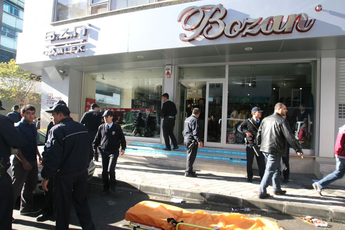Bağcılar\'da Kardeş Dehşeti: 3 Ölü, 2 Yaralı