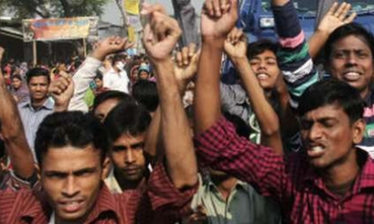 Bangladeş\'te 10 Bin Tekstil İşçisi Çalışma Şartlarını Protesto Etti