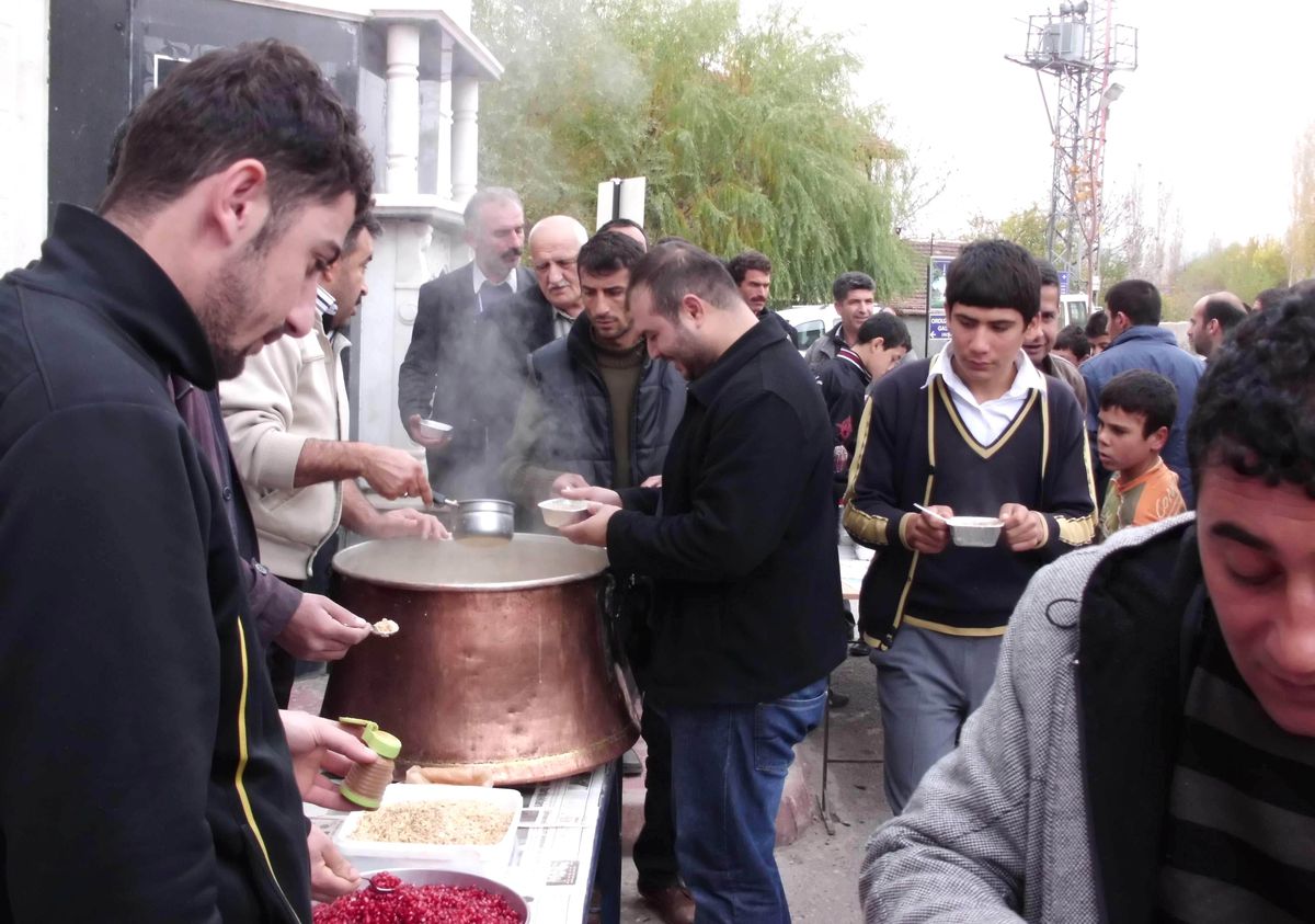 Bin Kişiye Aşure İkram Edildi