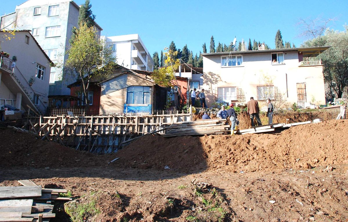 Derince\'de İstinat Duvarı Çöktü