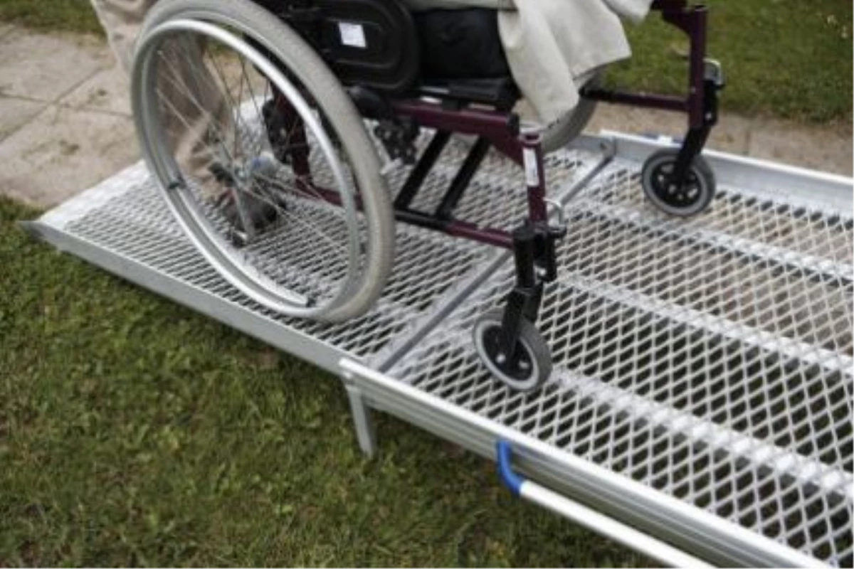 Dernek Açılışına Gelen Engelliler, Merdiven Engeline Takıldı