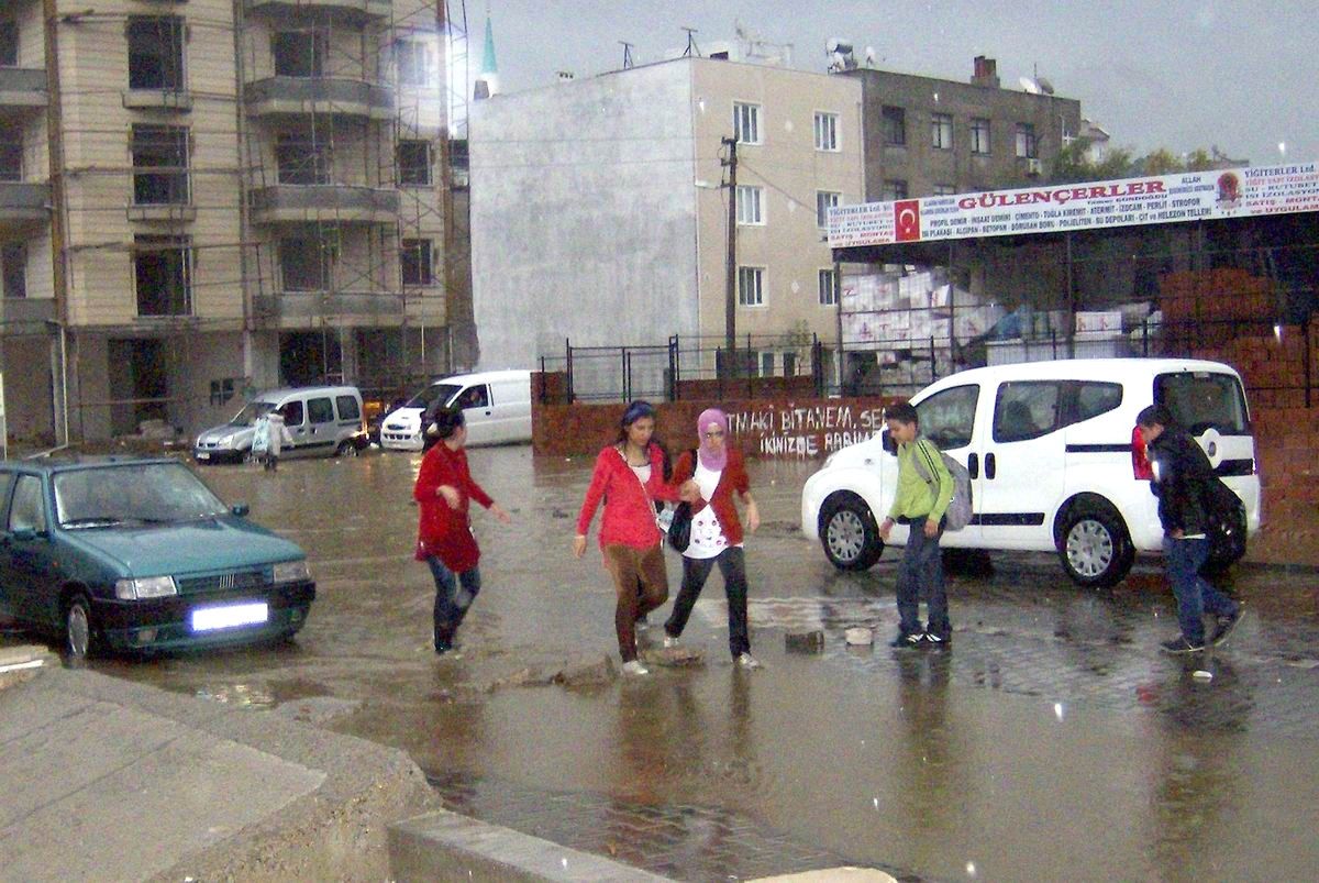 Edremit'te Akçay Yolu Göle Döndü, Kepçeler Halkı Taşıdı