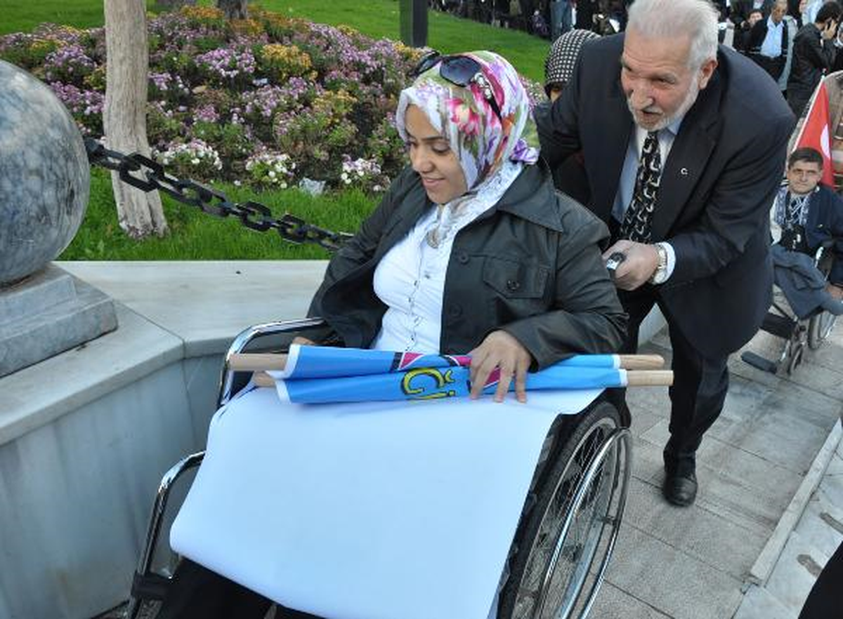 Engeliler, Atatürk Anıtı\'na Çıkmakta Zorlandı