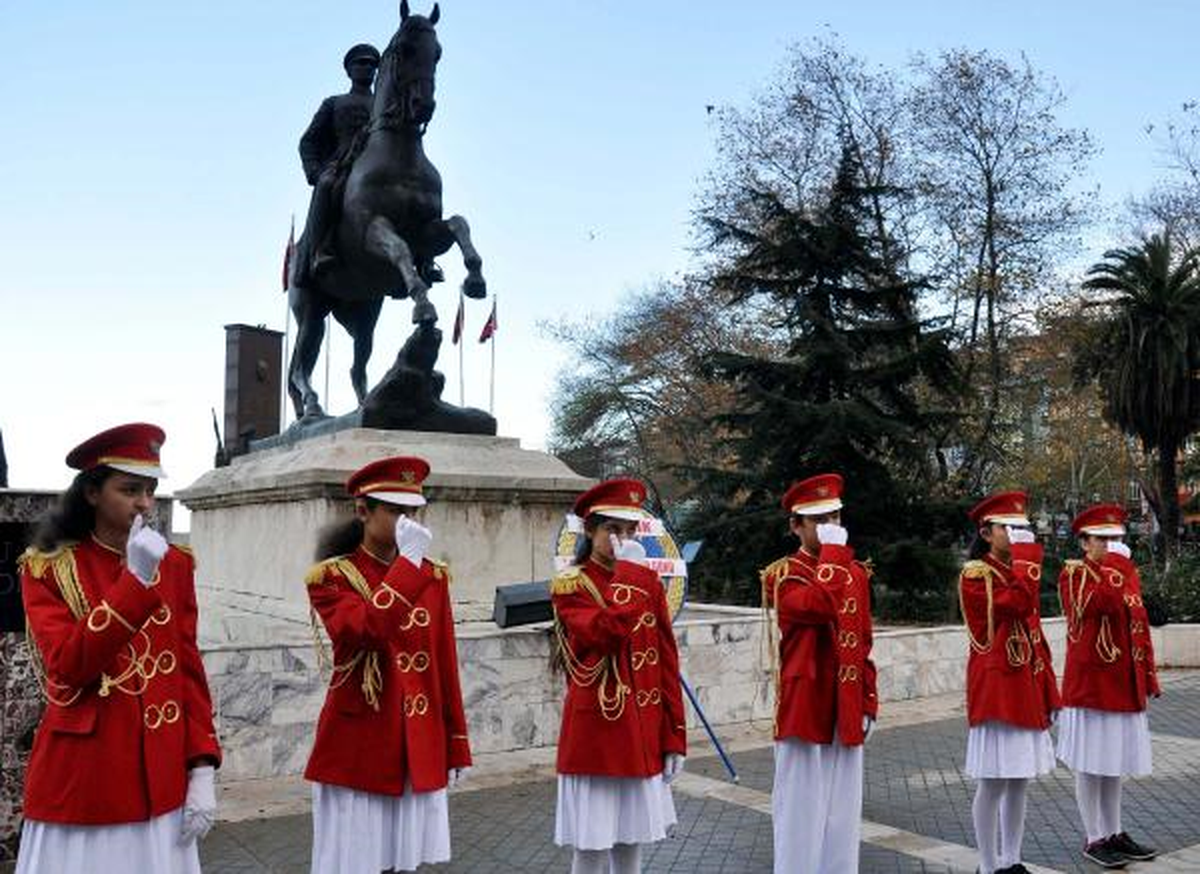 Engelliler Gününde İstiklal Marşı'nı İşaret Diliyle Okudular