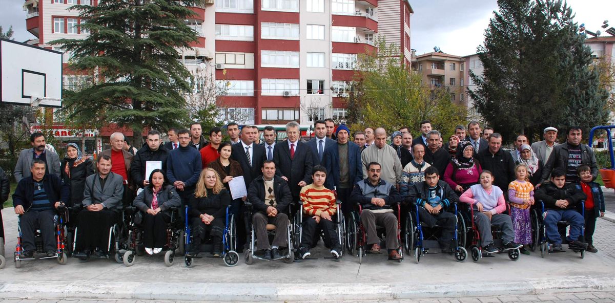 Engellilere Tekerlekli Sandalye Yardımı