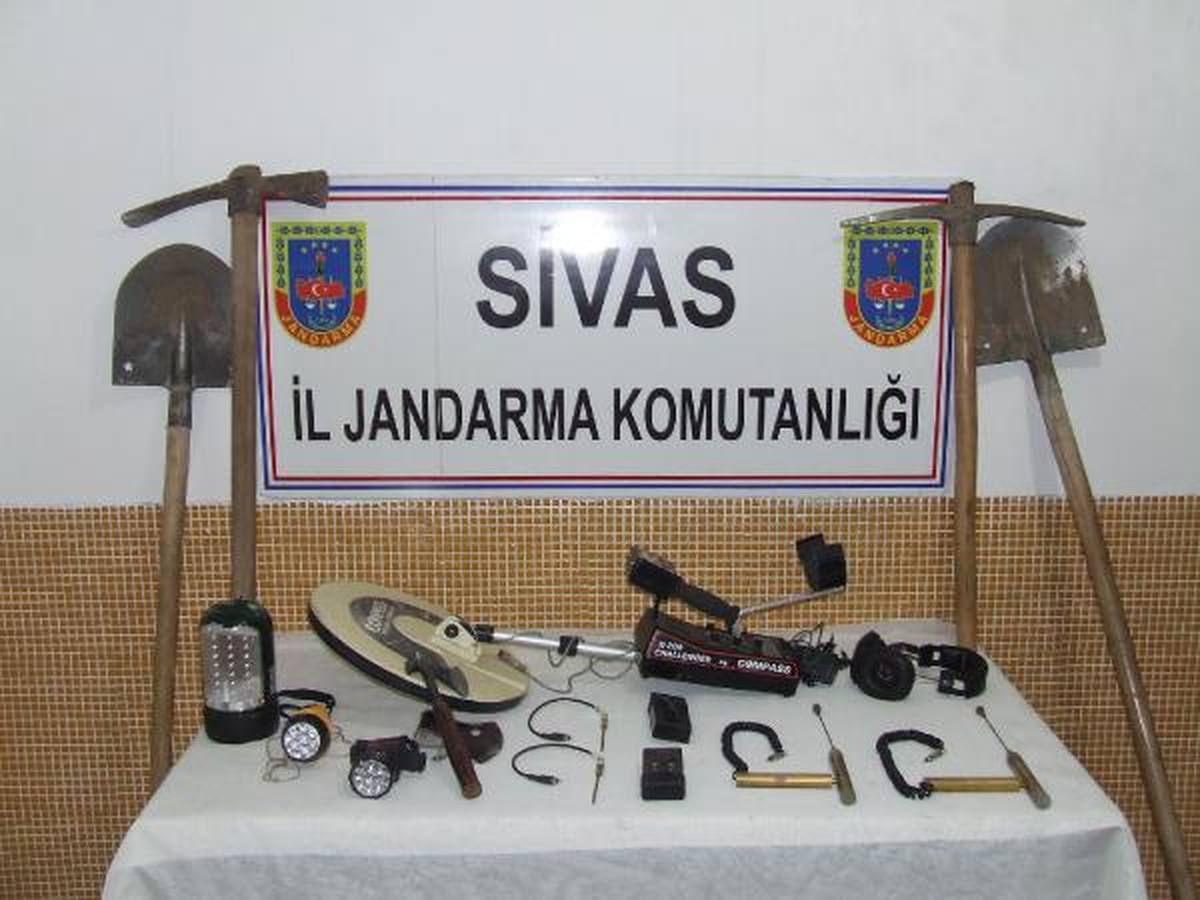 Evin Bahçesini Kazarken Jandarma Yakaladı