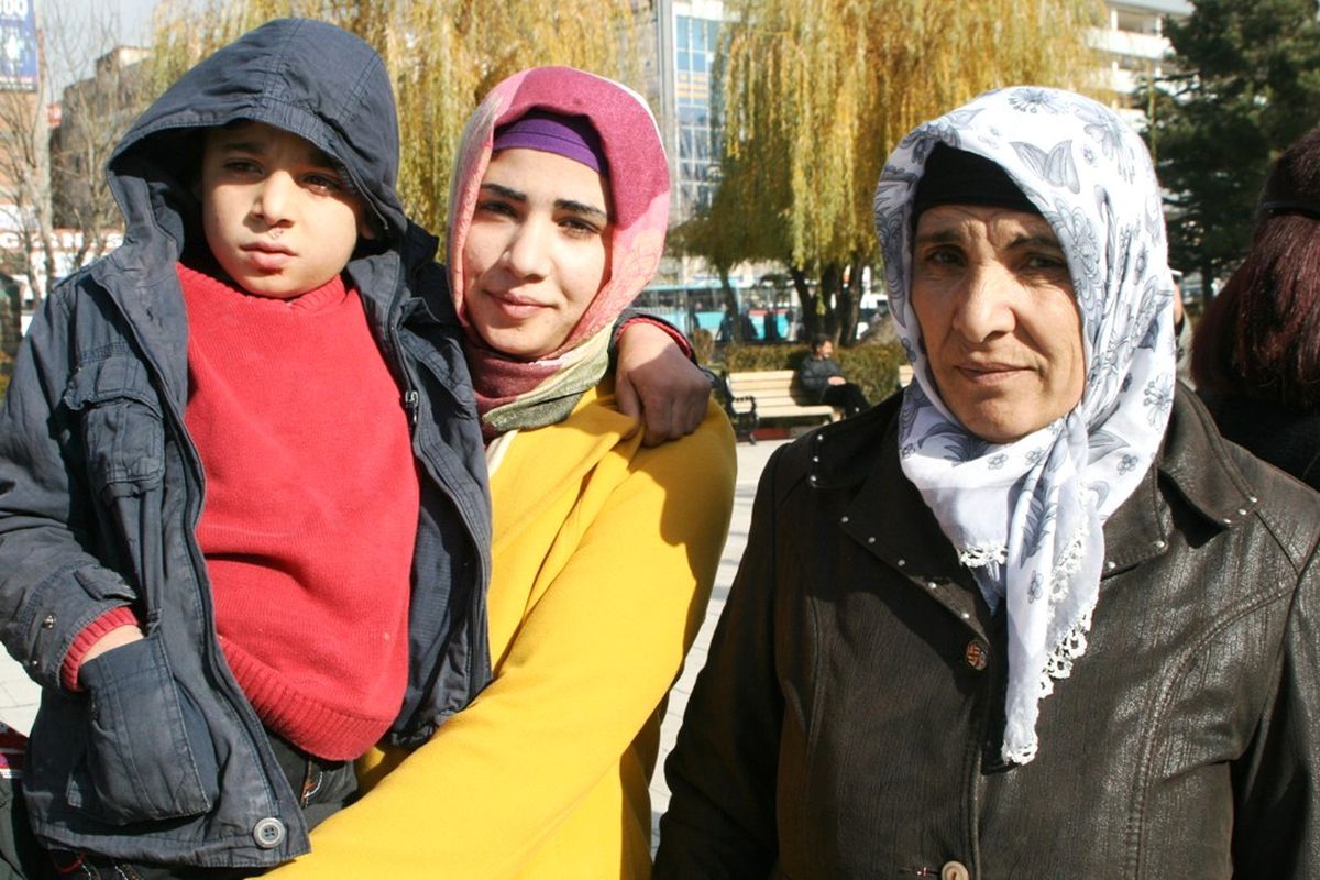 Fedakar Abla İki Yıldır Kardeşini Sırtında Okula Götürüp Getiriyor
