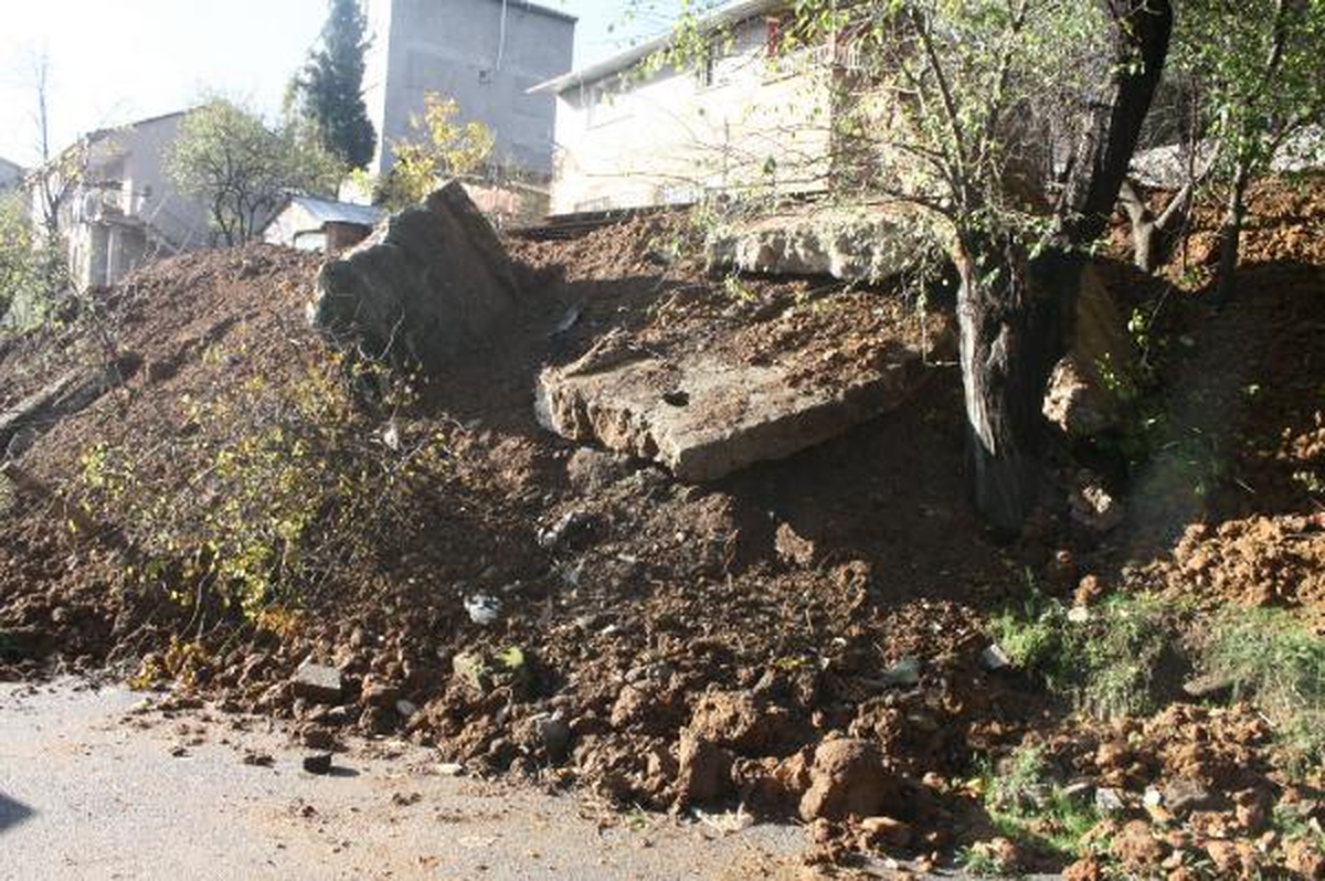 Fırtınada Yeni Yapılan İstinat Duvarı Çöktü