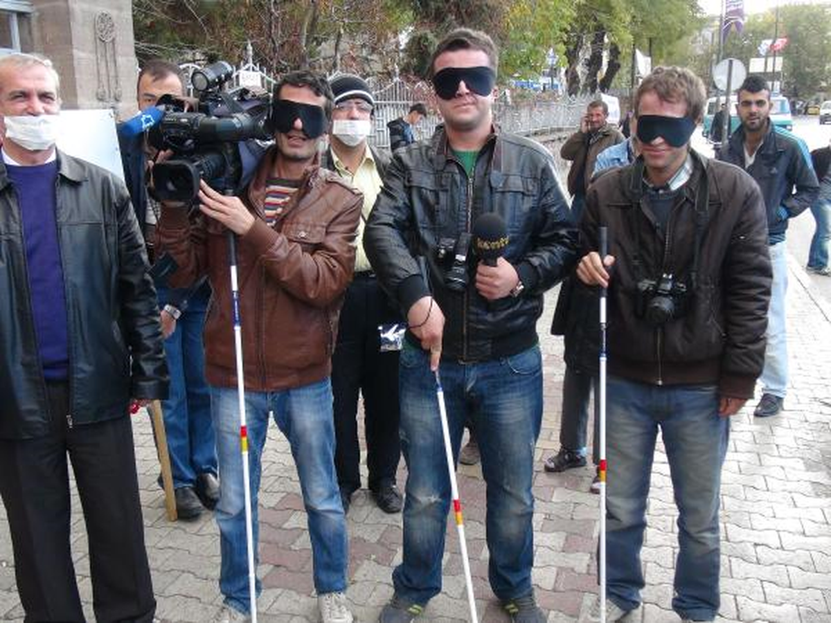 Gazeteciler Gözlerine Bant Bağlayıp, Otobüse Binmeye Çalıştı