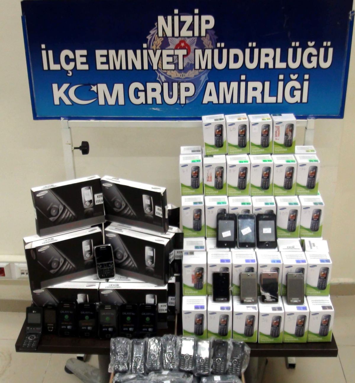 Gaziantep\'te 300 Adet Kaçak Cep Telefonu Ele Geçirildi