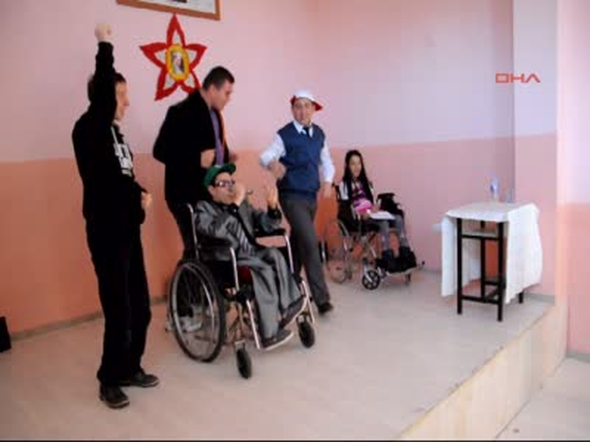 Engelli Öğrenciler, Gangnam Style Danslı ile Eğlendi
