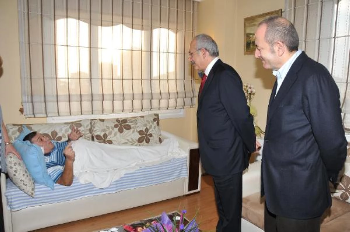Kııçdaroğlu, Sanatçı Zihni Göktay\'ı Hasta Yatağında Ziyaret Etti