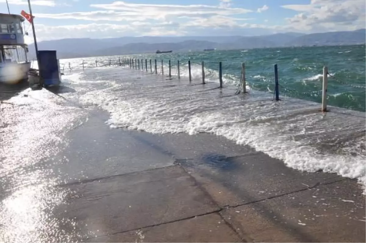 Kocaeli Lodos İzmit Körfezi\'nde Deniz Suyunu 1 Metre Yükseltti.