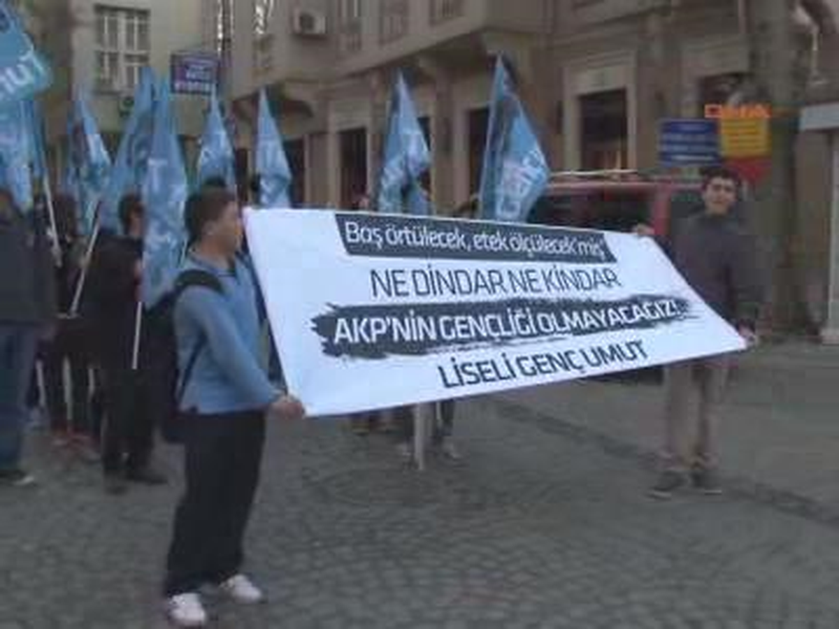 Liseli Gençlerden Kıyafet Yönetmeliği Protestosu
