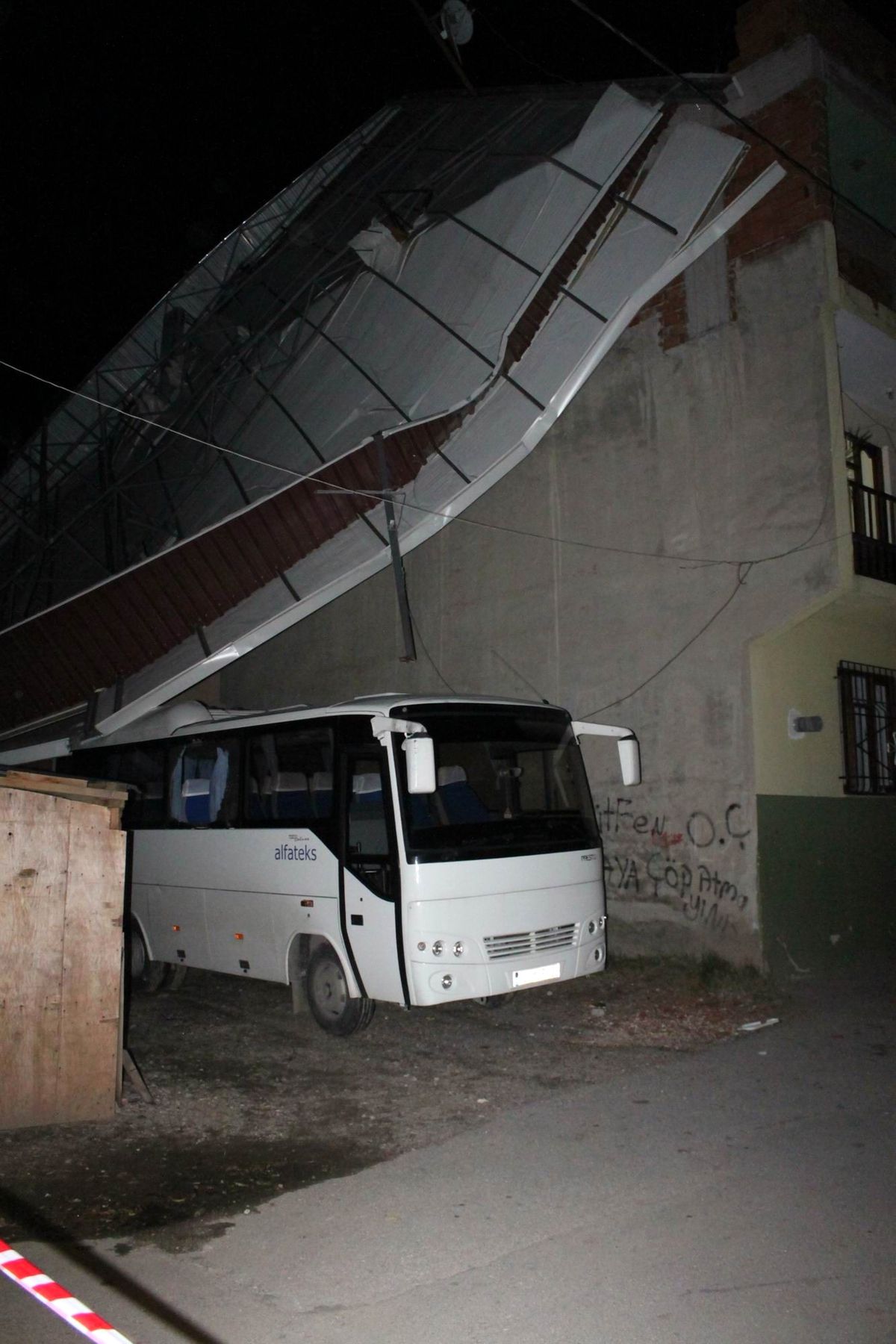 Lodos Binanın Çatısını Yerle Bir Etti
