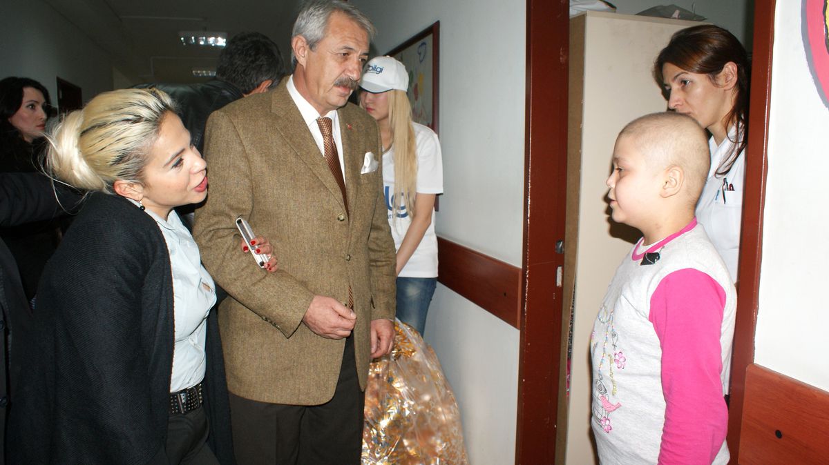 Lösemili Çocukların Yüzü Oyuncakla Güldü