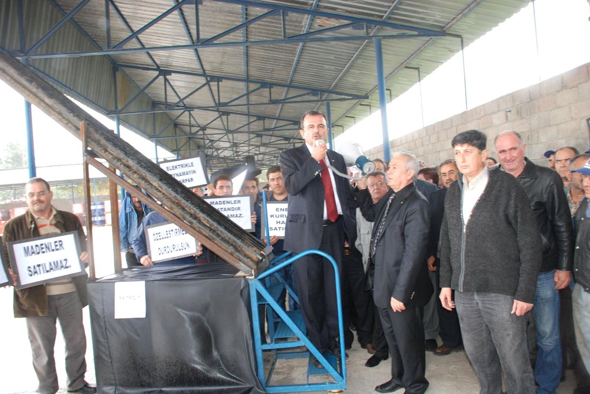 Maden İşçilerinden Patriotlu Özelleştirme Eylemi