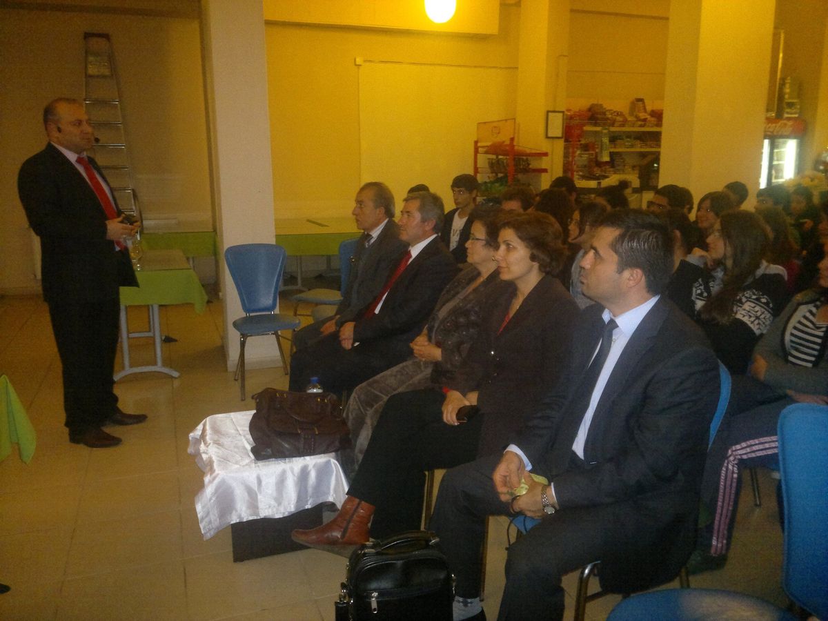 Nazilli\'de Üniversitelilere \'Liderlik ve İletişim\' Konulu Seminer
