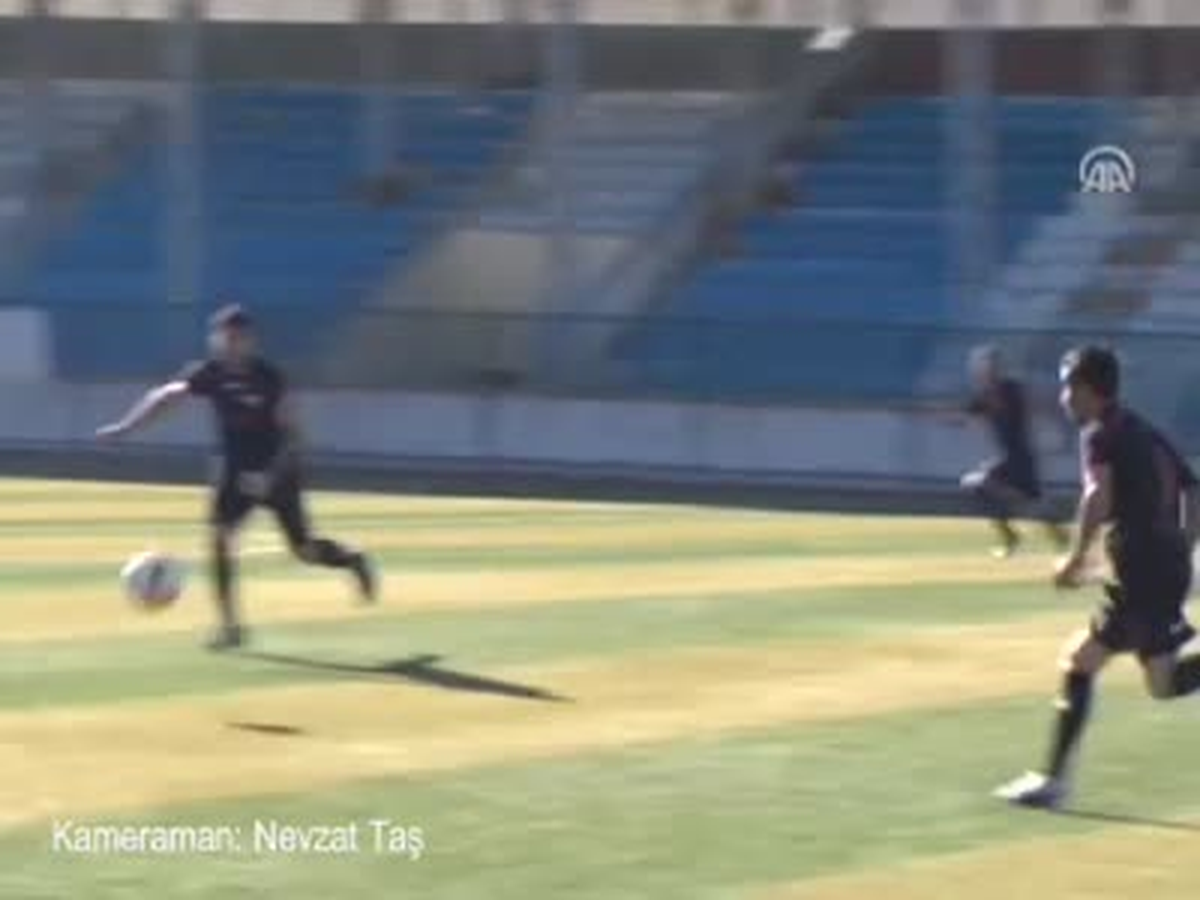 Paraşütçü Sahaya İndi