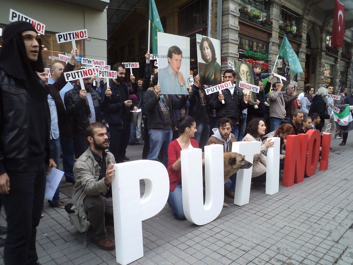 Putin\'i Protesto Eden Çerkezler Gözaltına Alındı