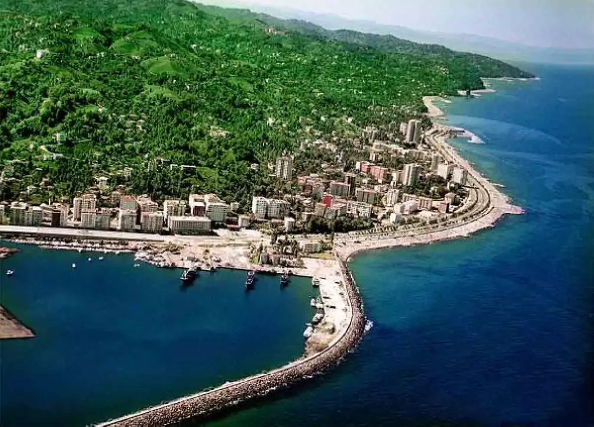 Rize\'de Karadeniz\'e, Artvin\'de Borçka Baraj Gölüne Uçak İnecek