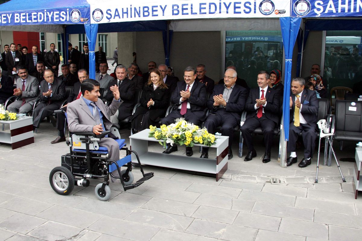 Şahinbey Belediyesi 77 Engelli Vatandaşa Akülü Tekerlekli Sandal Ye Dağıttı