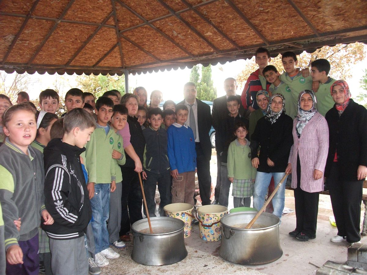 Saruhanlı\'da Öğrencilere Aşure Dağıtıldı
