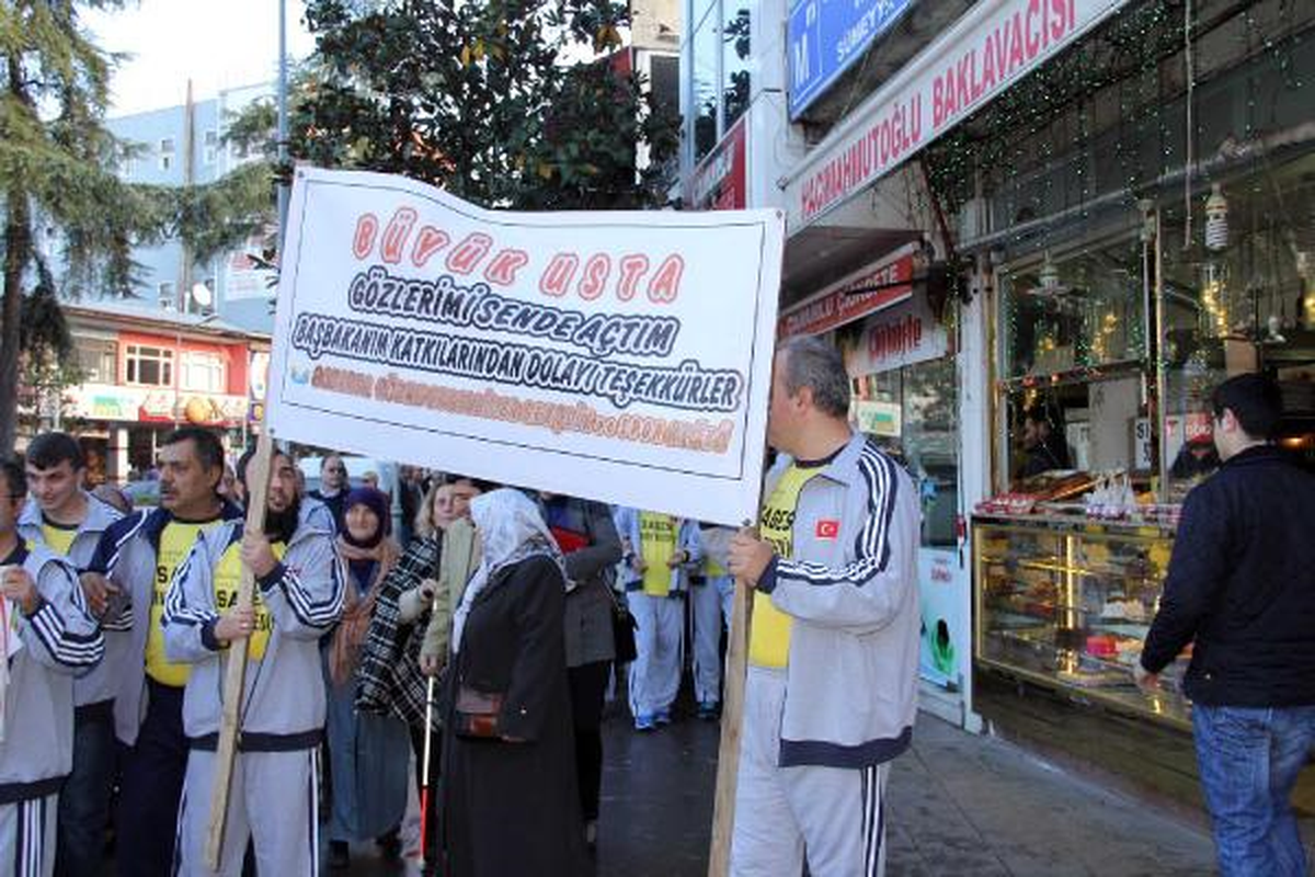 Siyah Göz Bandı Takarak Engellilere Dikkat Çektiler