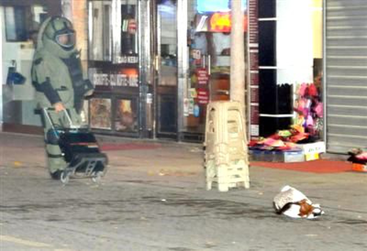 Şüpheli Kadın Çantasından Spor Ayakkabısı Çıktı