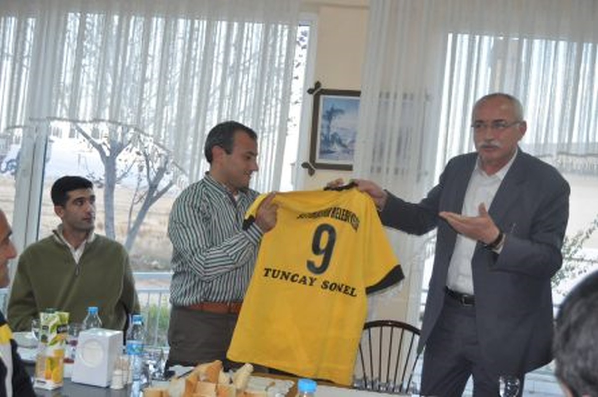 Tuncay Sonel\'e Takım Forması Armağanı