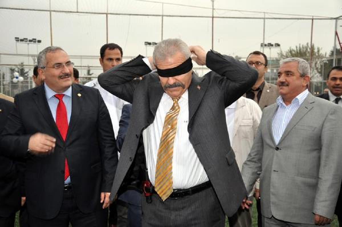 Vali Cerrah, Gözünü Bağlayıp, Başlama Vuruşu Yaptı