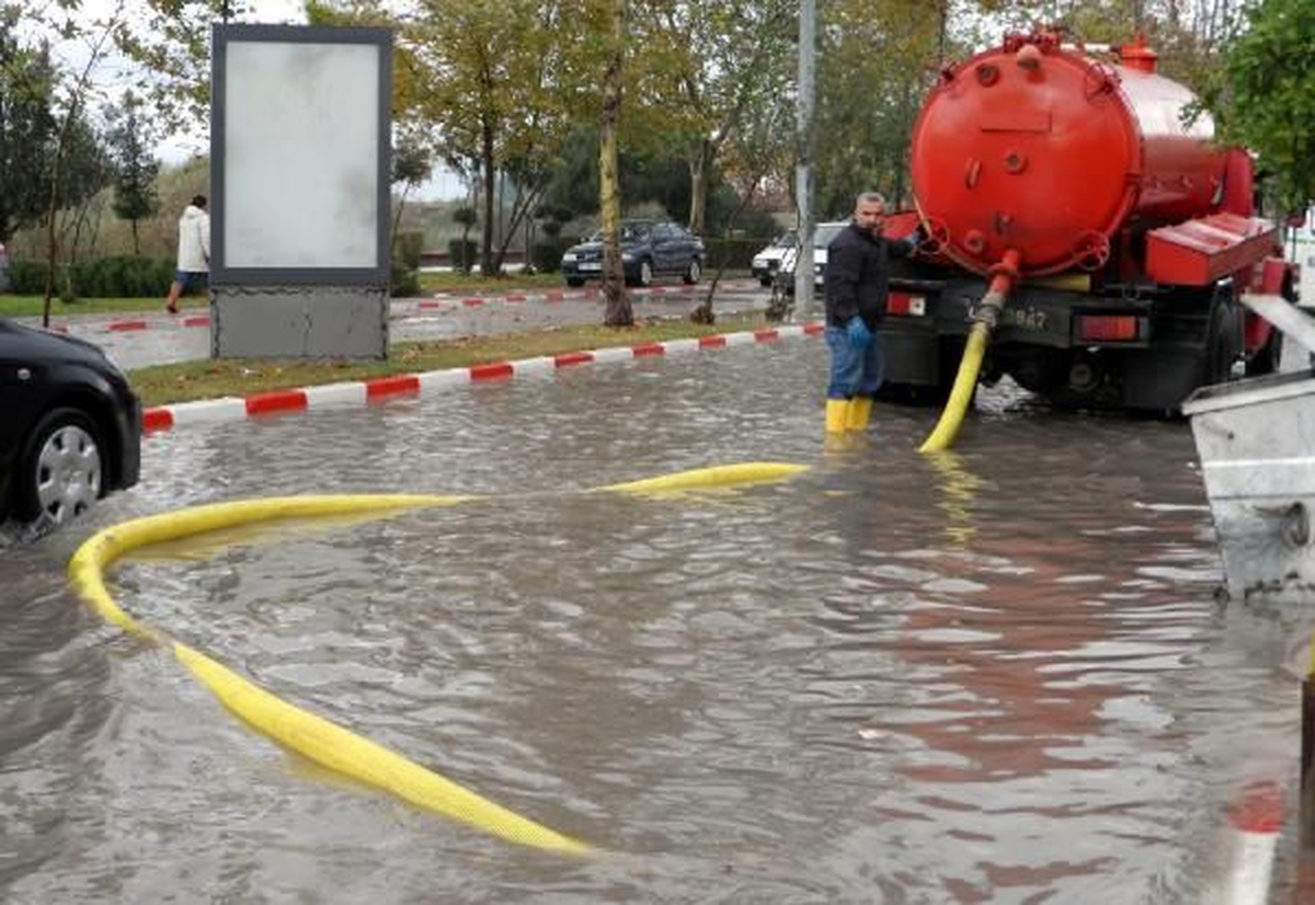 Adana 15 Dakika Süren Yağış İlçeyi Felç Etti