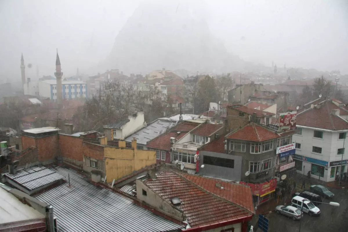 Afyonkarahisar'da Karla Karışık Yağmur