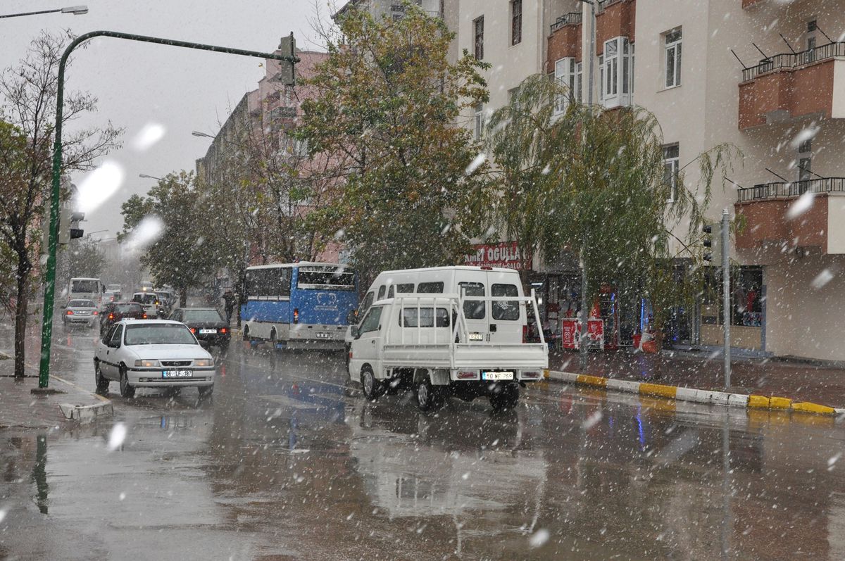 Aksaray\'a Mevsimin İlk Karı Düştü