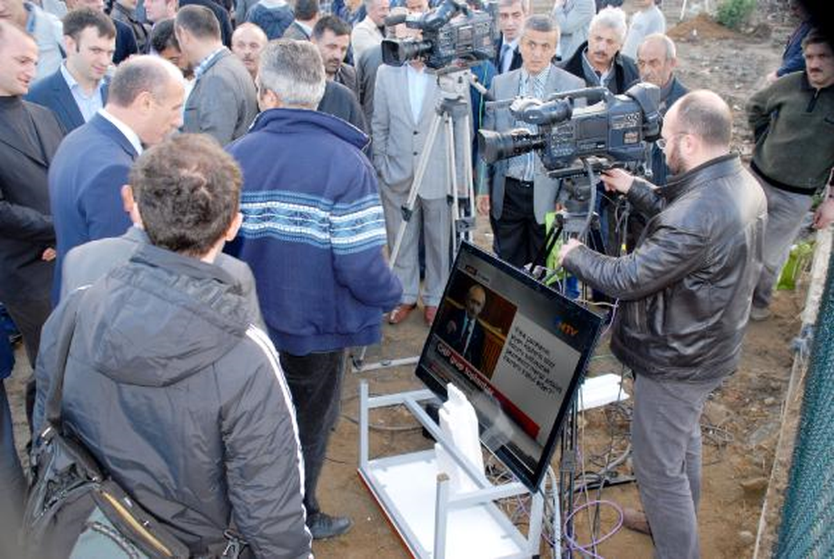 Başbakan\'ın Konuşacağı Program Öncesi, Televizyonun Yere Konulmasına Başkanlardan Tepki (2)
