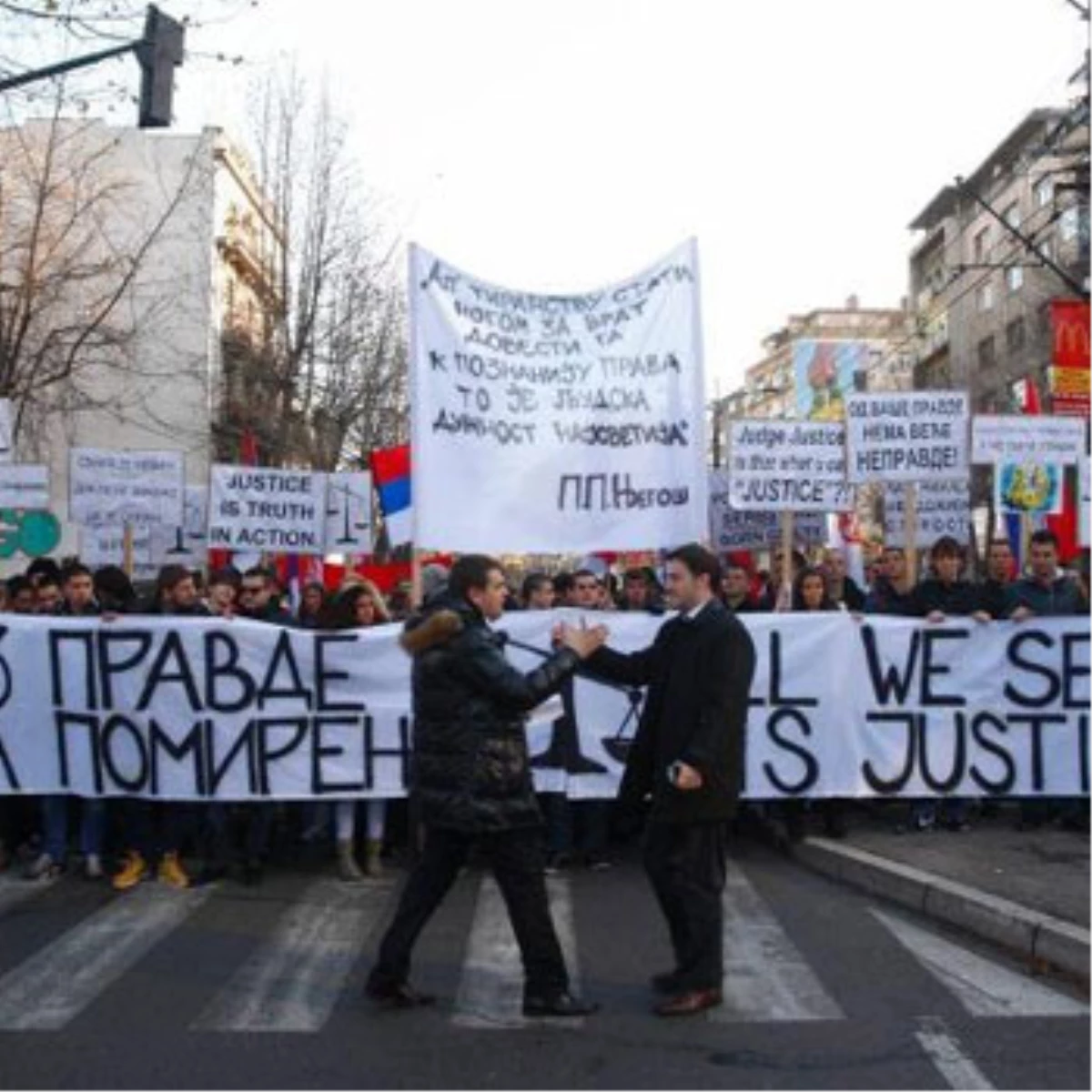 Belgrad\'ta Lahey Mahkemesinin Kararları Protesto Edildi