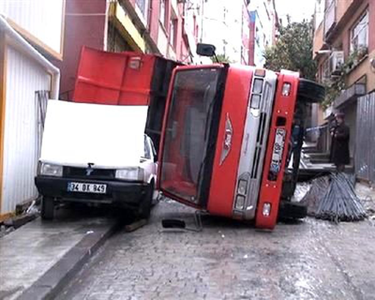 Beyoğlu\'nda Kamyon Aracın Üstüne Devrildi