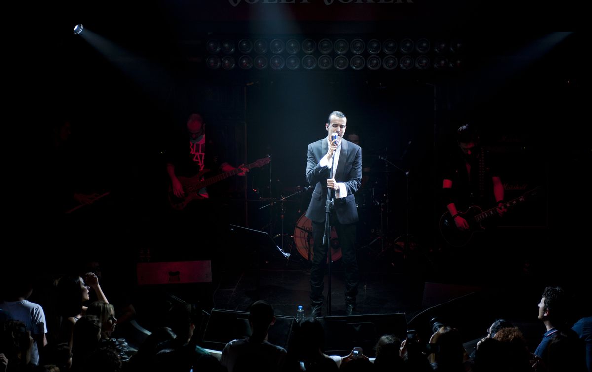 Cem Adrian\'ın "Siyah Bir Veda Öpücüğü" Konserleri