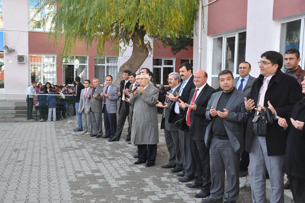 Cumhuriyet Ortaokulu\'nda Bin Kişiye Aşure Dağıtıldı