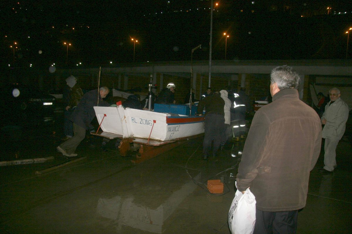 Dalgalardan Kayıkları Kurtarma Operasyonu