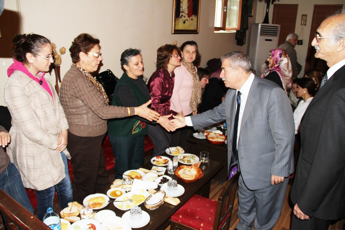 Emeklilerden Demirtaş\'a Plaket