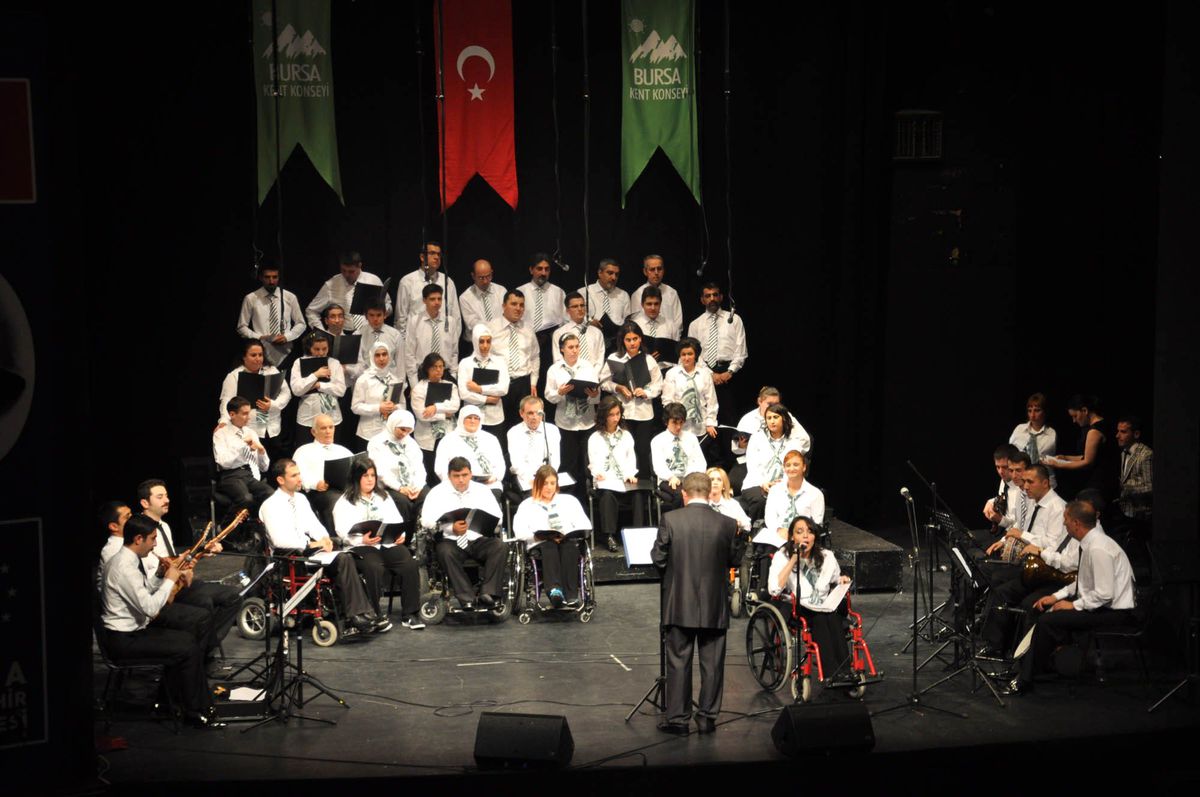 Fatih Erkoç Engellilerle Türkü Söyledi