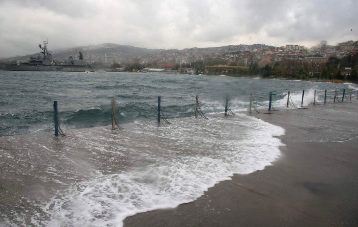 Fırtına Deniz Suyunu Bir Metre Yükseltti