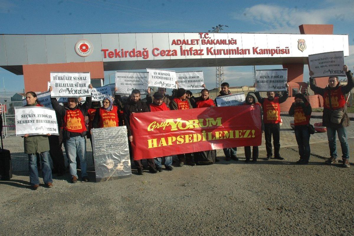 Grup Yorum\'dan Cezaevi Önünde Seçkin Aydoğan\'a Destek Konseri