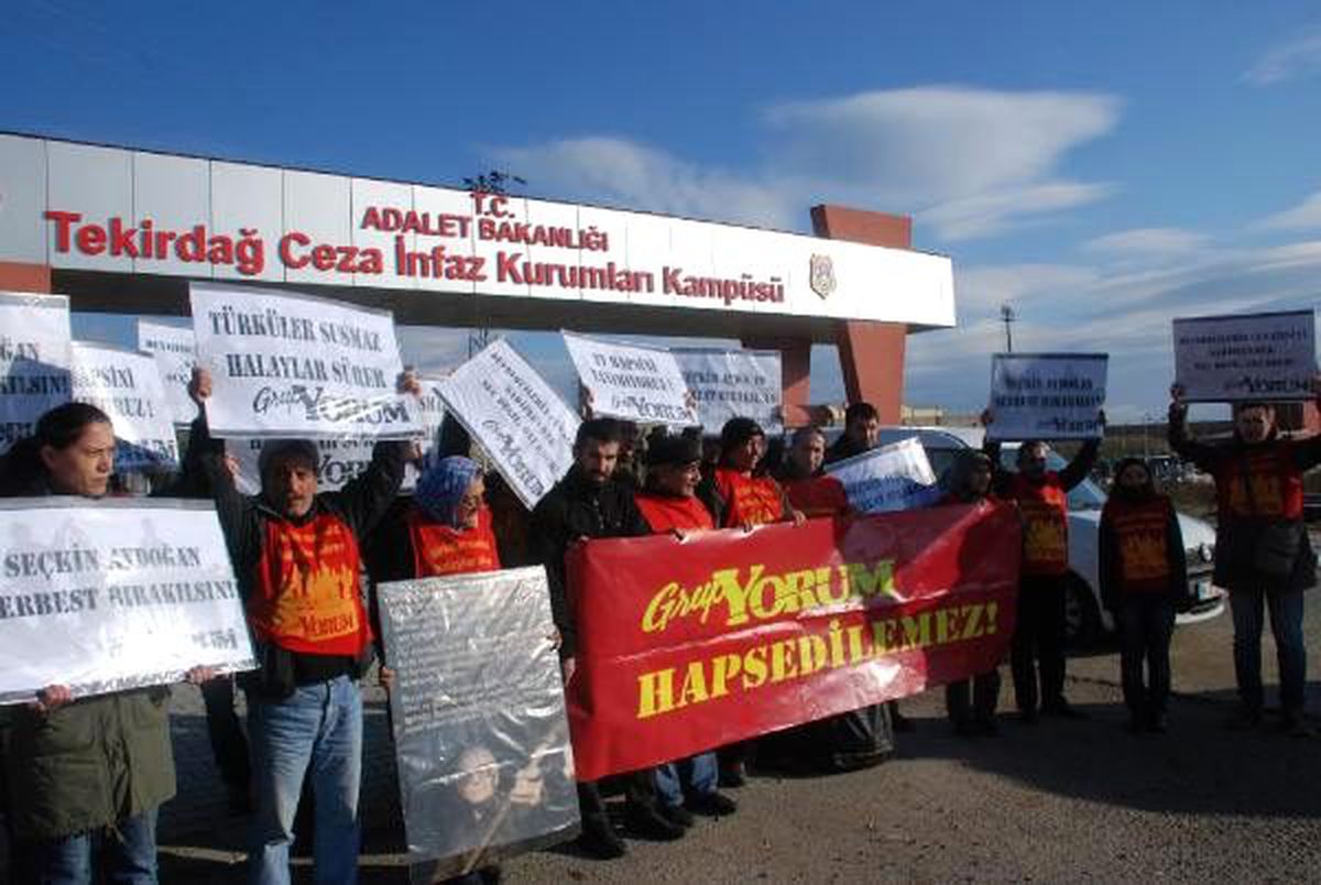 Grup Yorum\'dan Tutuklu Arkadaşlarına Cezaevi Önünde Destek Konseri