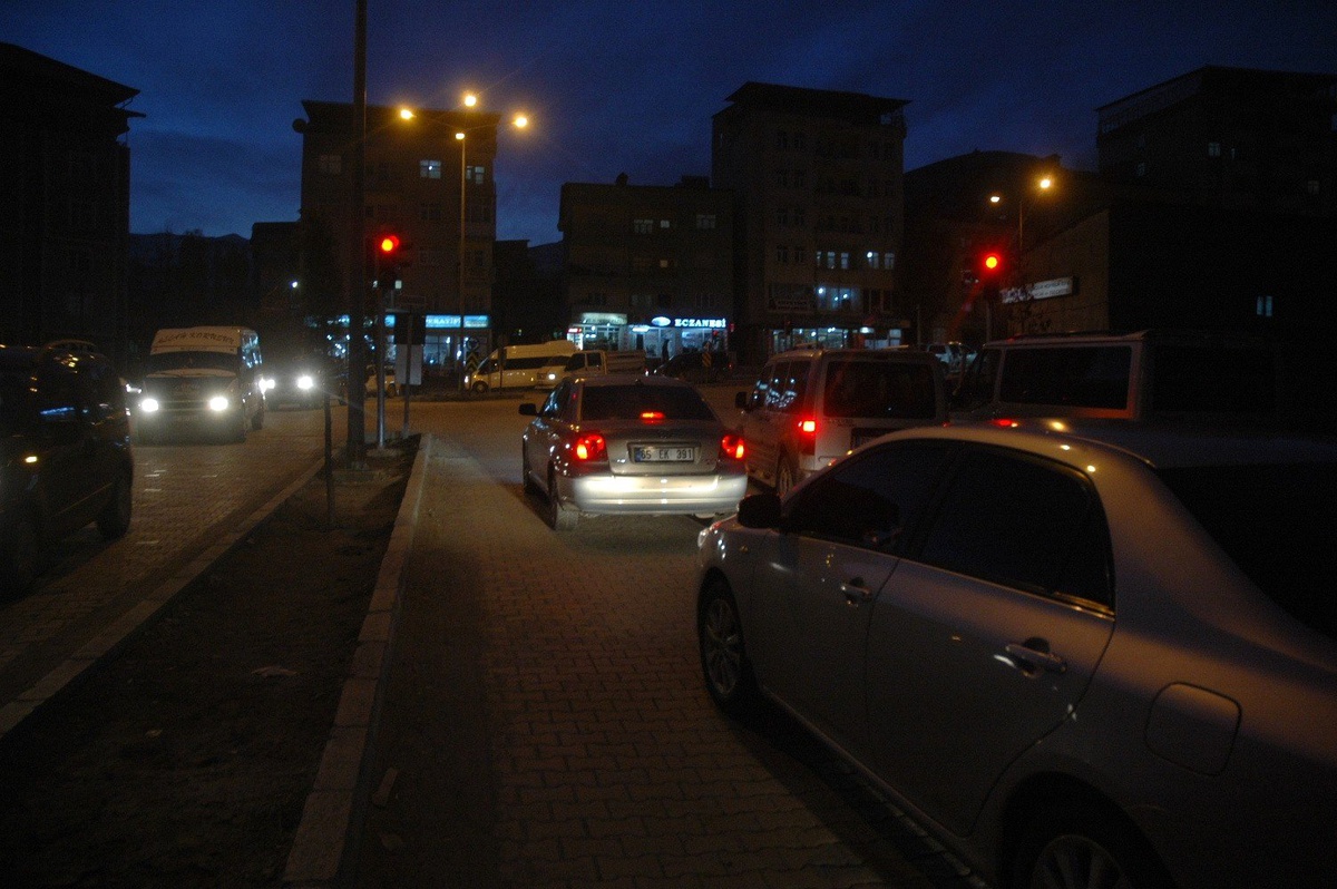 Hakkari Trafik Işıklarına Alışmaya Çalışıyor