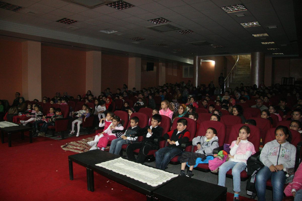 "Harikalar Diyarı, Sünger Bob" Oyunu, Kilis\'te Çocuklarla Buluştu